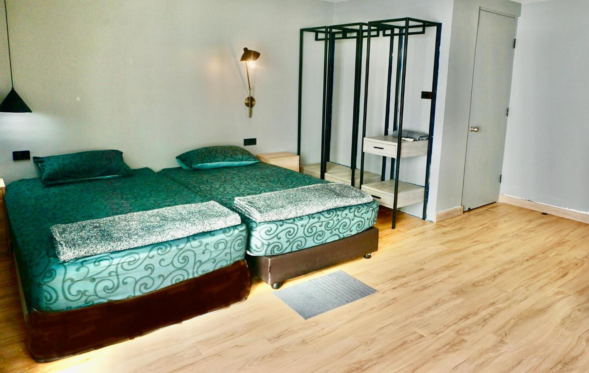 Hash Apartment With Unique Chill Design At Silom Soi 3 Bangkok Esterno foto