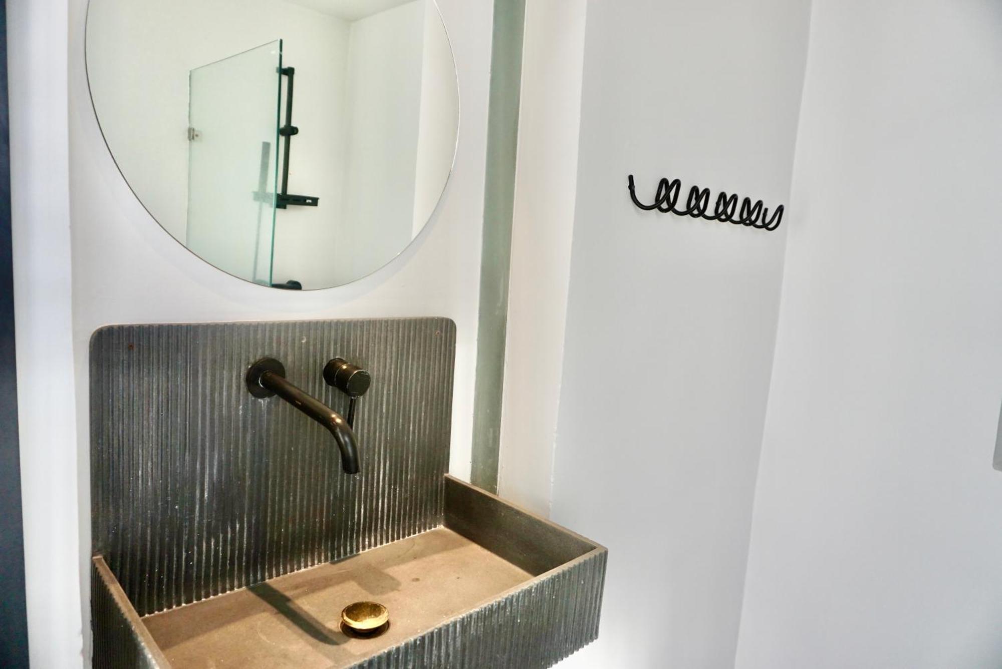 Hash Apartment With Unique Chill Design At Silom Soi 3 Bangkok Esterno foto