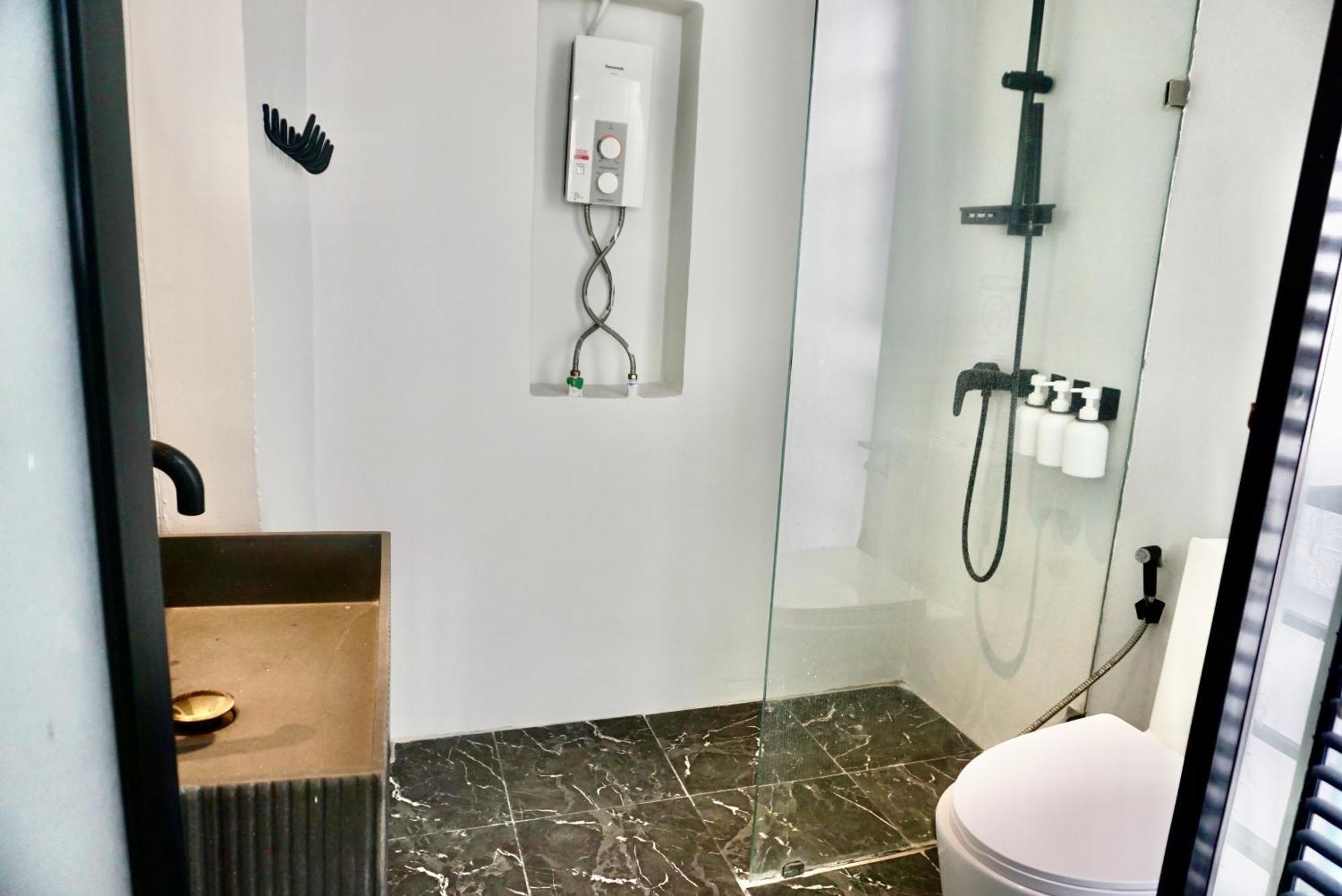 Hash Apartment With Unique Chill Design At Silom Soi 3 Bangkok Esterno foto